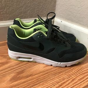 Air Max Size 8.5 US or 40 EUR.
